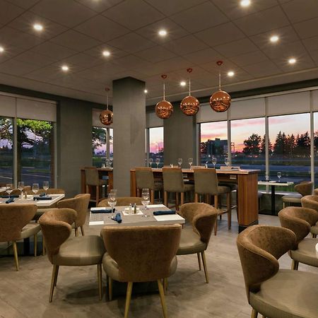 Embassy Suites By Hilton Montreal Airport Пуэнт-Клер Экстерьер фото