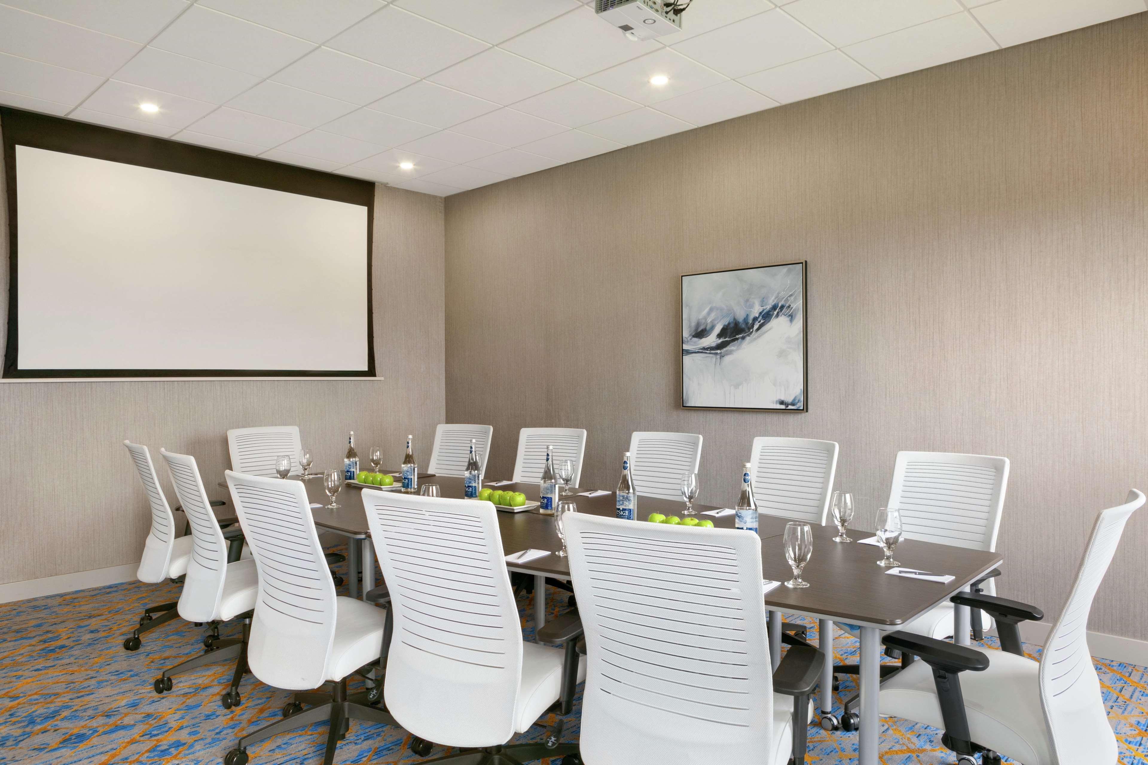 Embassy Suites By Hilton Montreal Airport Пуэнт-Клер Экстерьер фото