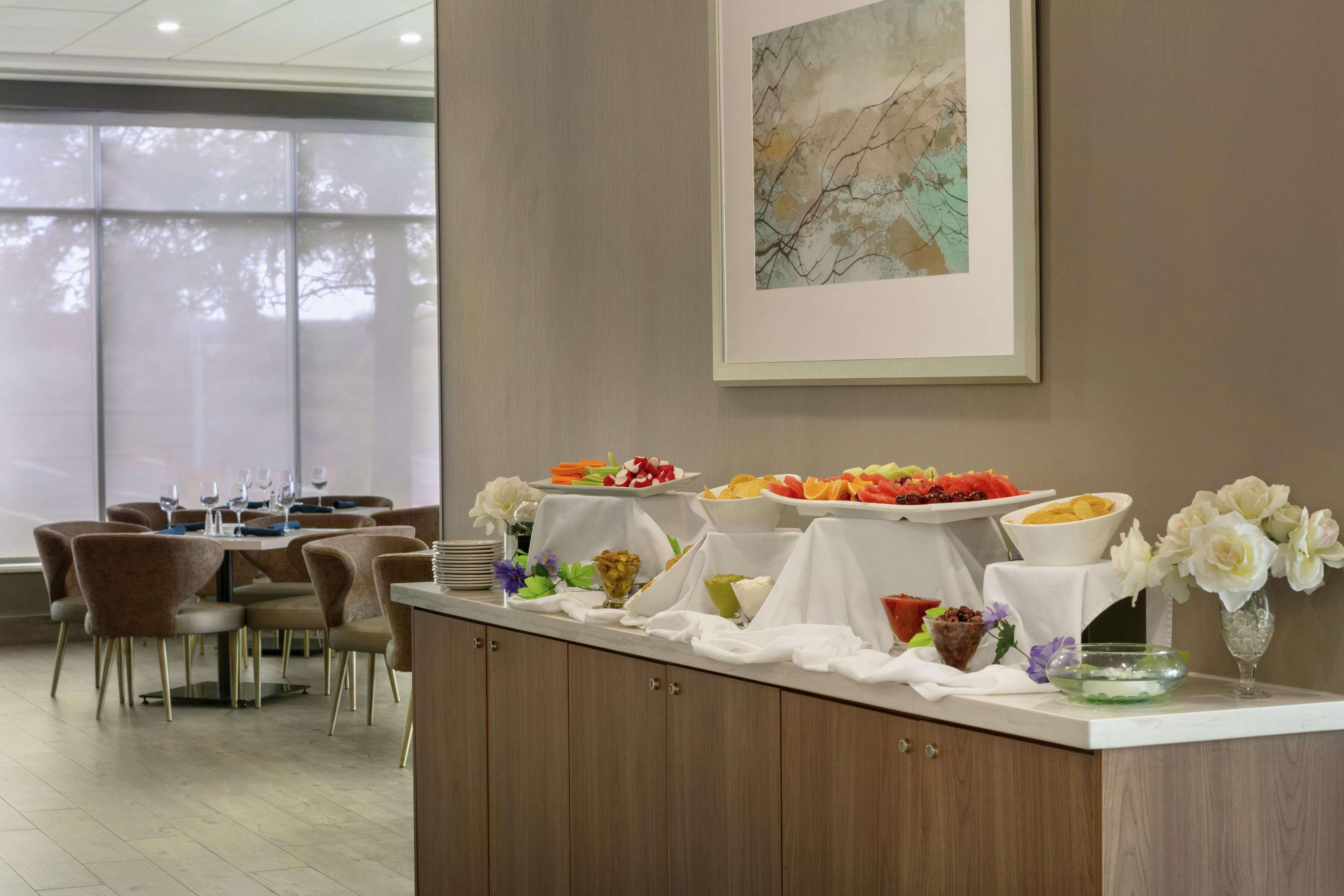 Embassy Suites By Hilton Montreal Airport Пуэнт-Клер Экстерьер фото