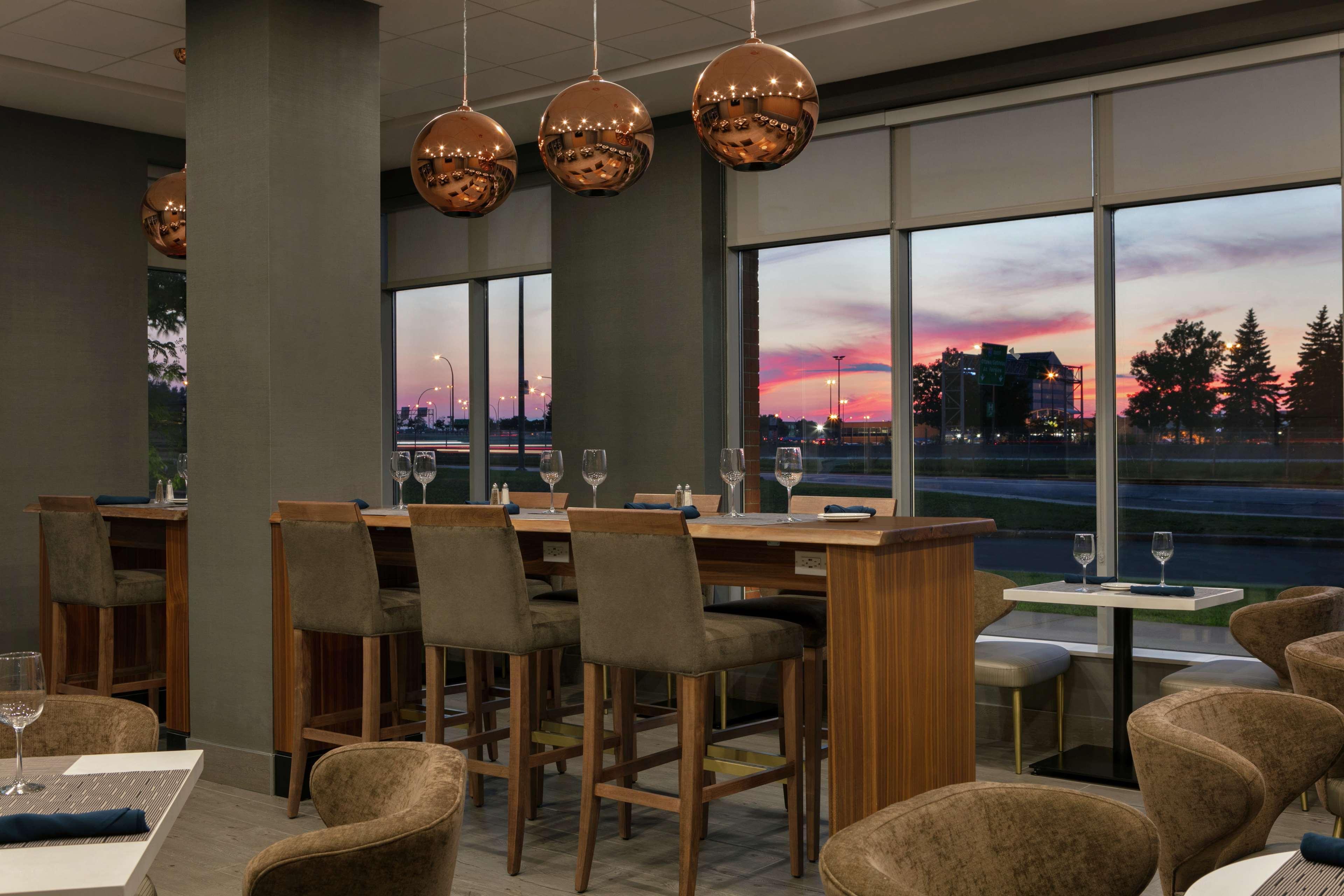 Embassy Suites By Hilton Montreal Airport Пуэнт-Клер Экстерьер фото