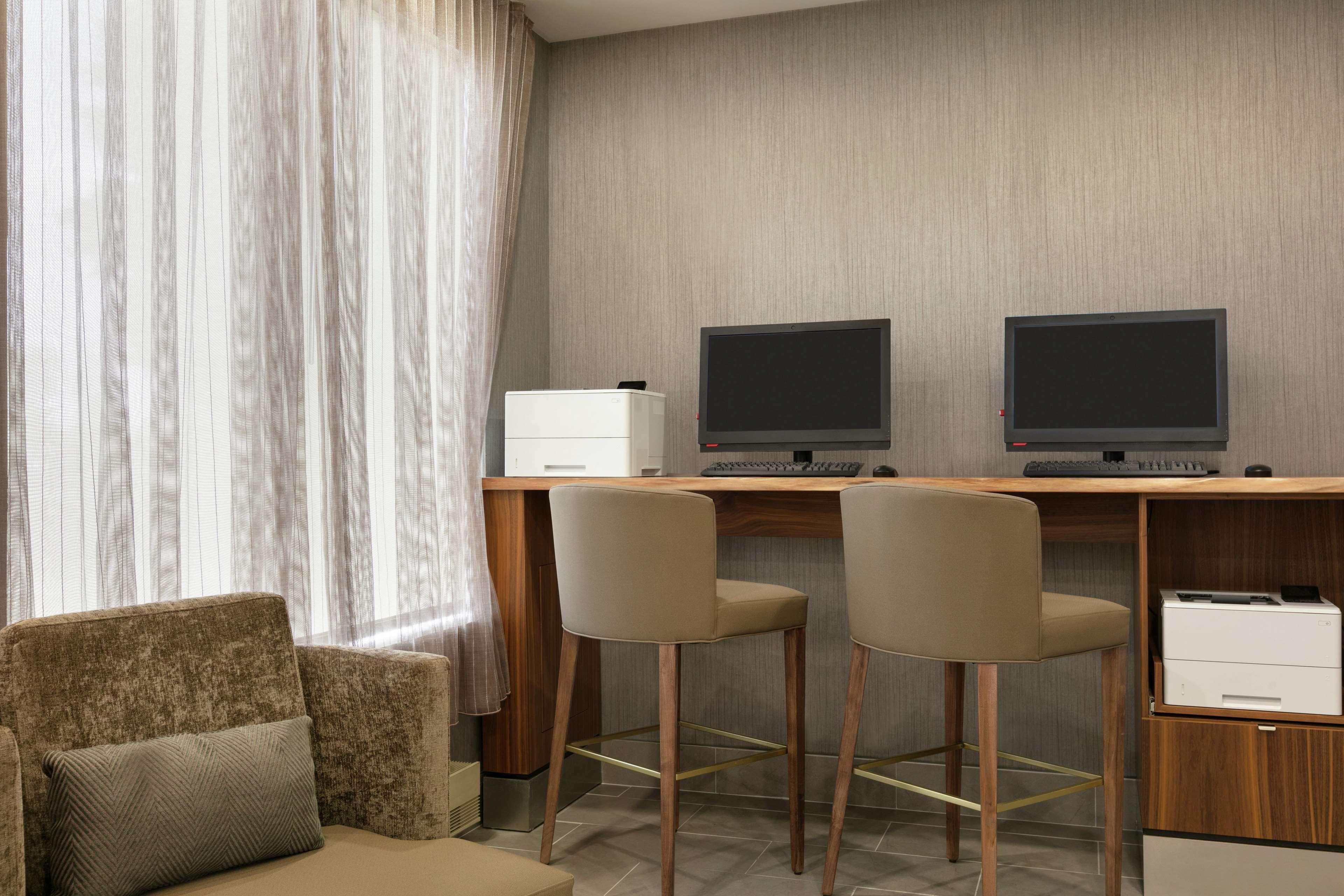 Embassy Suites By Hilton Montreal Airport Пуэнт-Клер Экстерьер фото