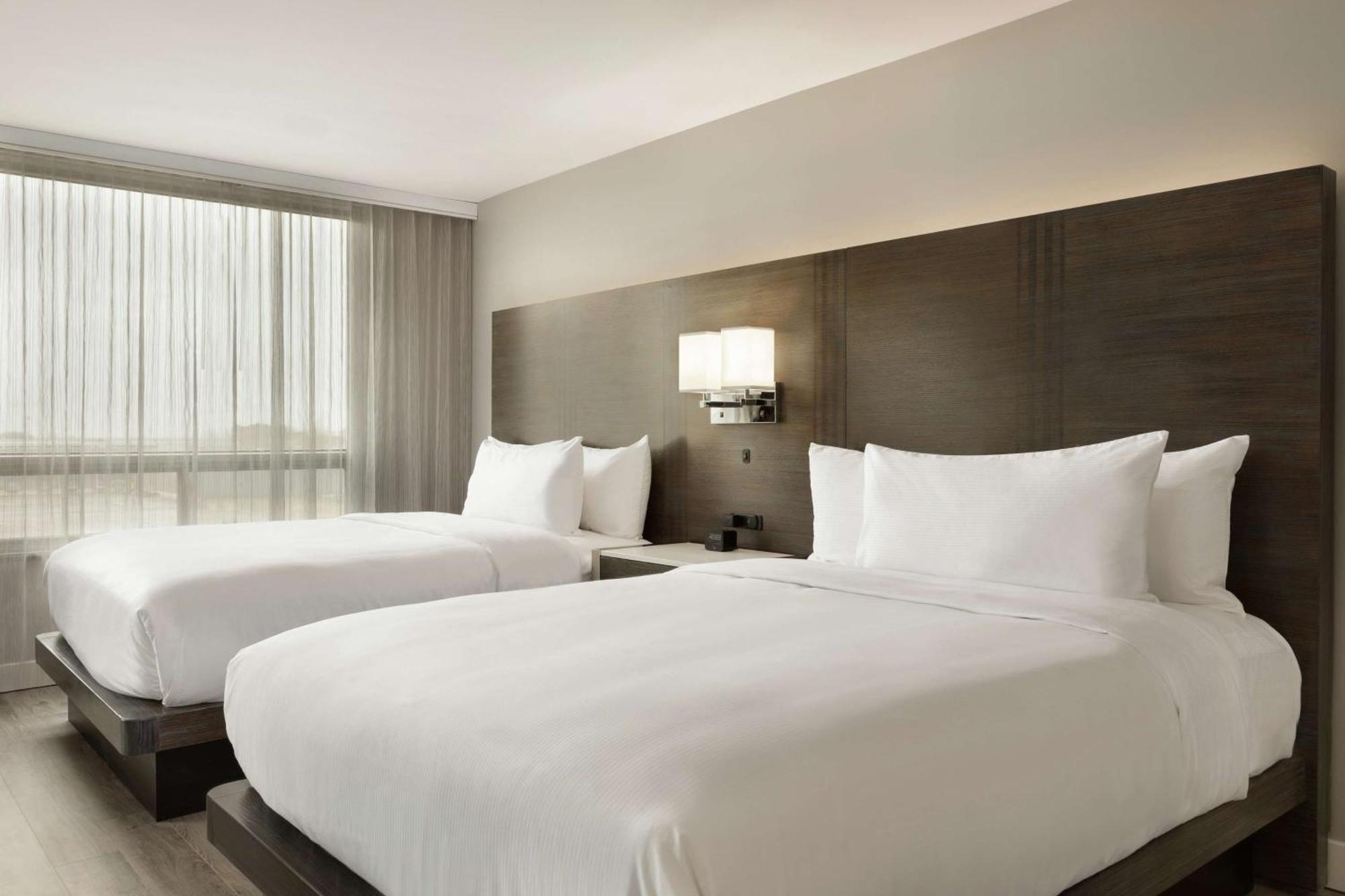 Embassy Suites By Hilton Montreal Airport Пуэнт-Клер Экстерьер фото