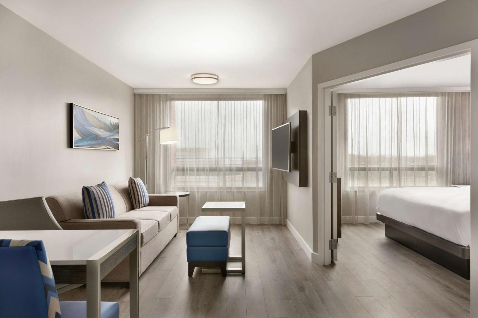 Embassy Suites By Hilton Montreal Airport Пуэнт-Клер Экстерьер фото
