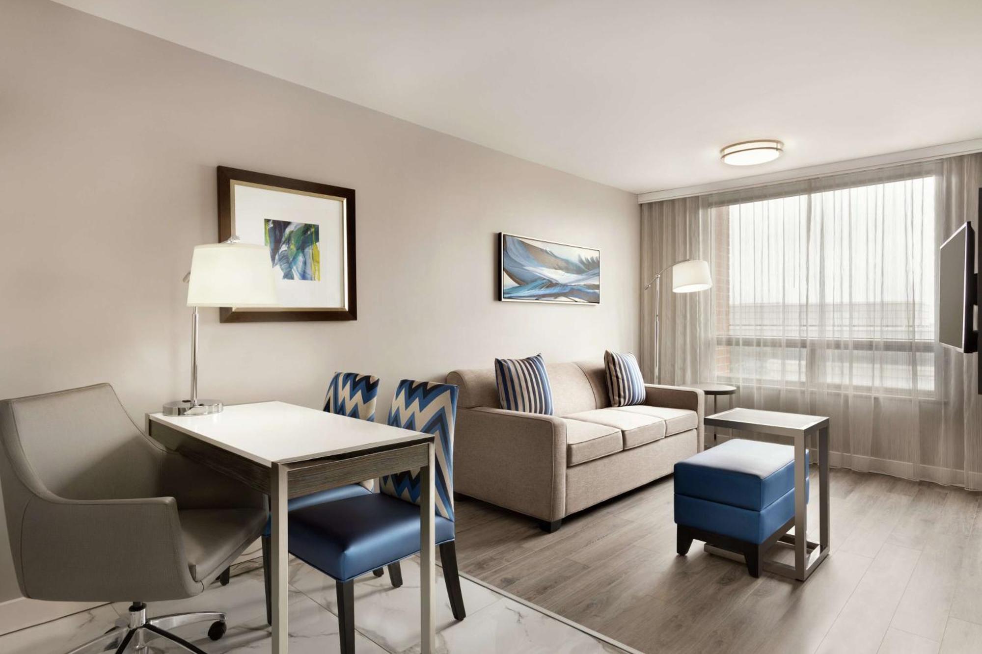 Embassy Suites By Hilton Montreal Airport Пуэнт-Клер Экстерьер фото