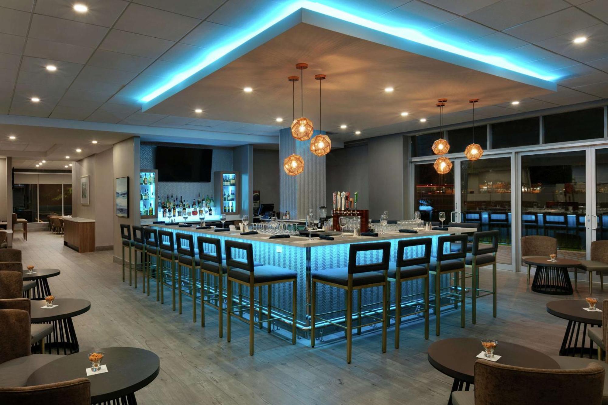 Embassy Suites By Hilton Montreal Airport Пуэнт-Клер Экстерьер фото