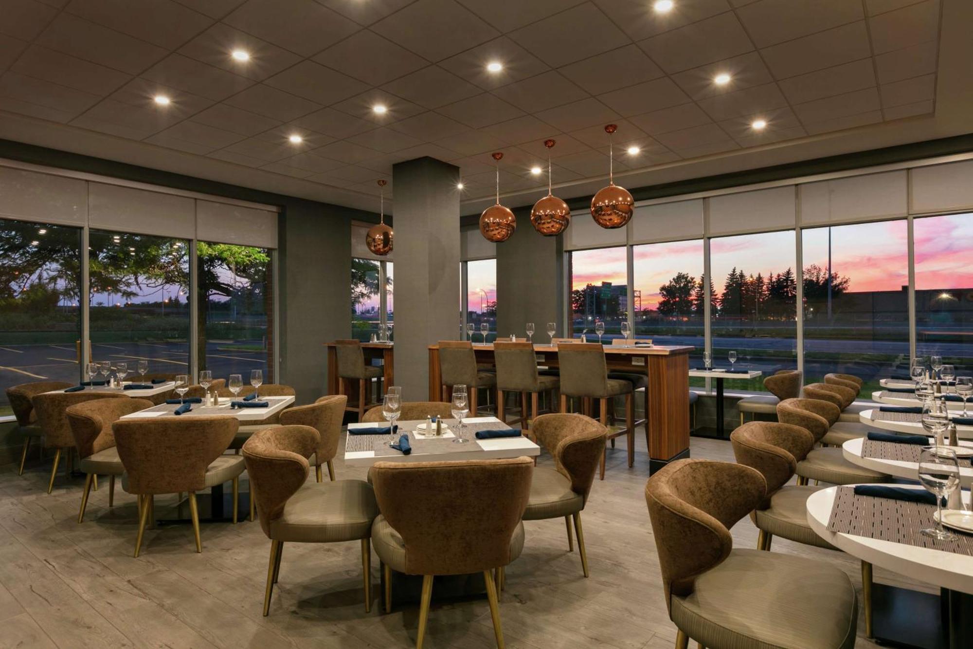 Embassy Suites By Hilton Montreal Airport Пуэнт-Клер Экстерьер фото