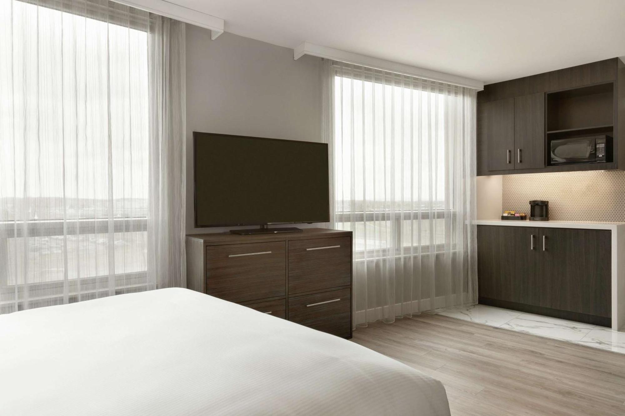 Embassy Suites By Hilton Montreal Airport Пуэнт-Клер Экстерьер фото