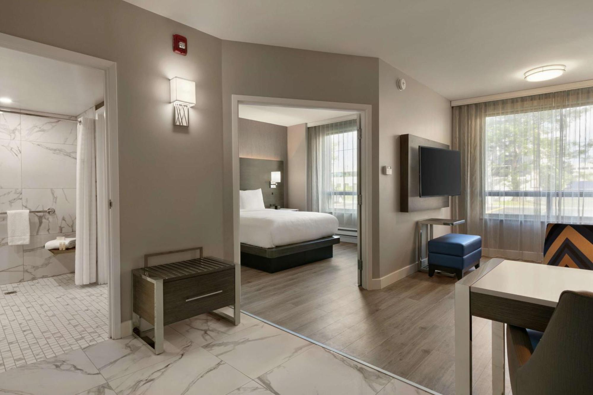 Embassy Suites By Hilton Montreal Airport Пуэнт-Клер Экстерьер фото