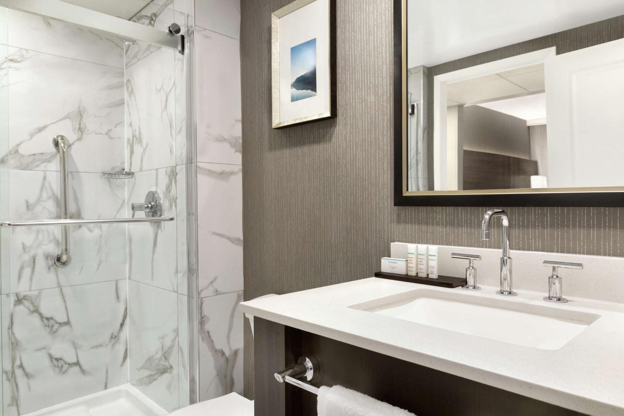 Embassy Suites By Hilton Montreal Airport Пуэнт-Клер Экстерьер фото