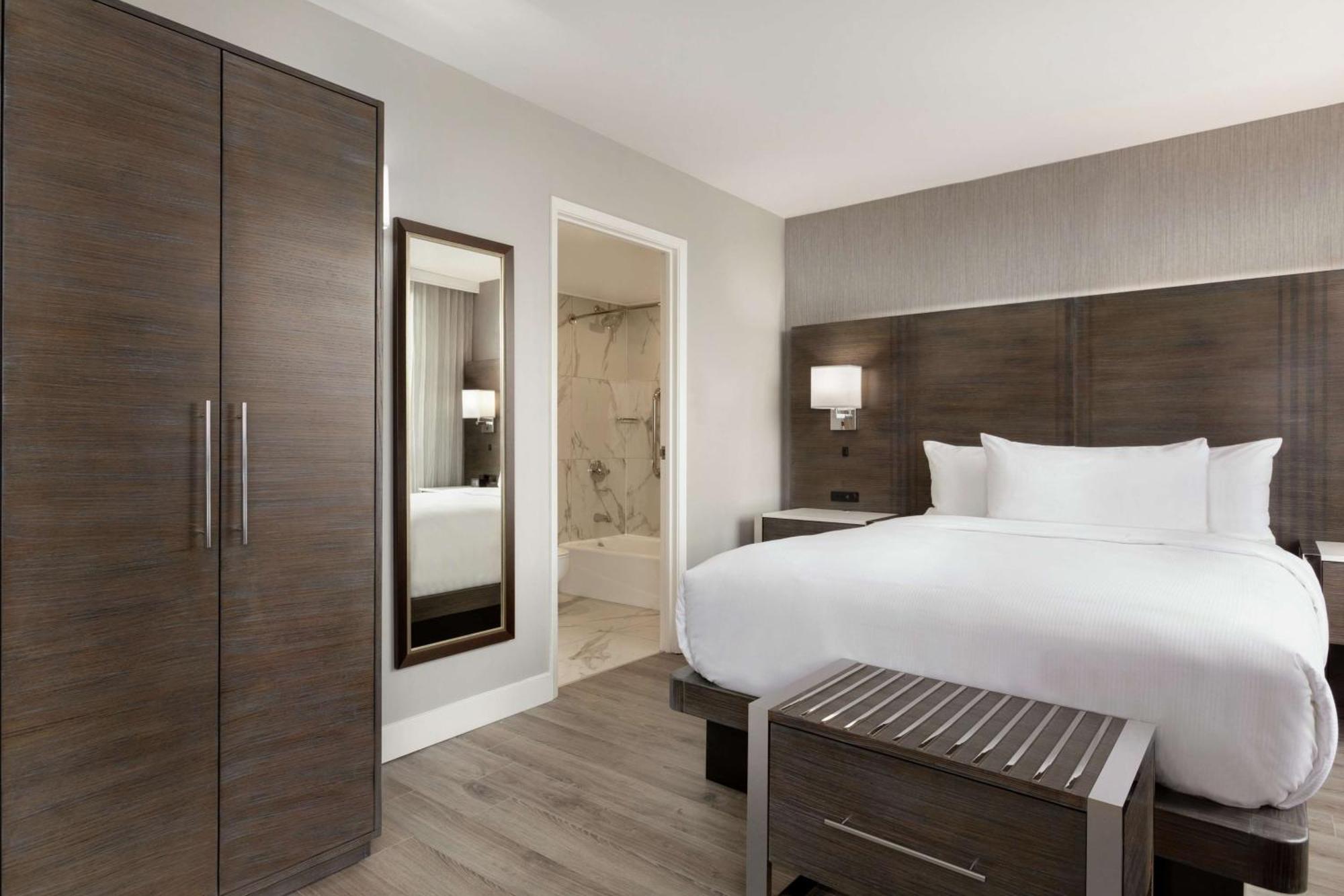 Embassy Suites By Hilton Montreal Airport Пуэнт-Клер Экстерьер фото