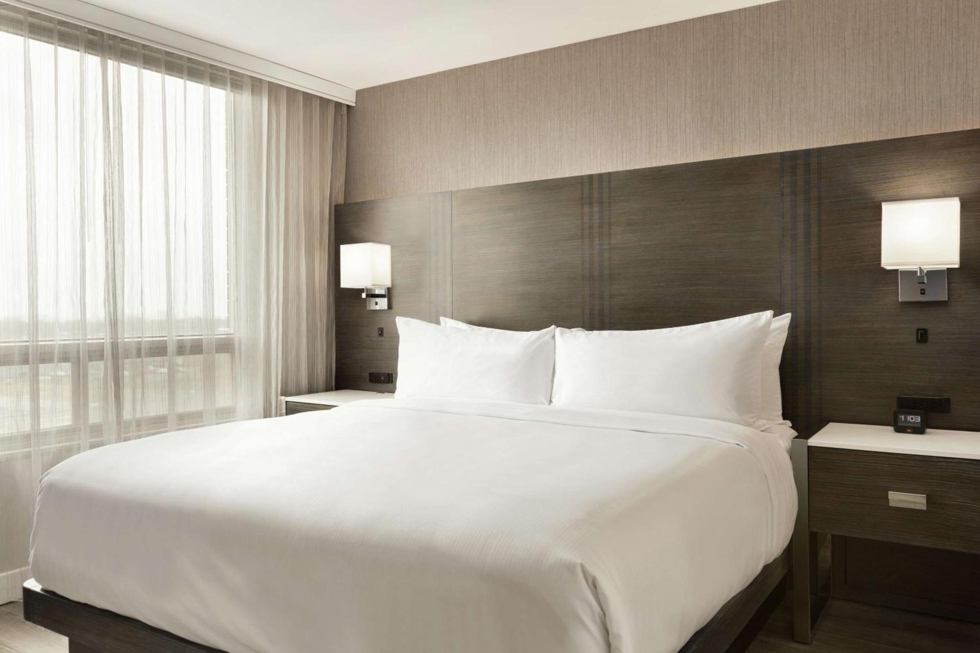 Embassy Suites By Hilton Montreal Airport Пуэнт-Клер Экстерьер фото