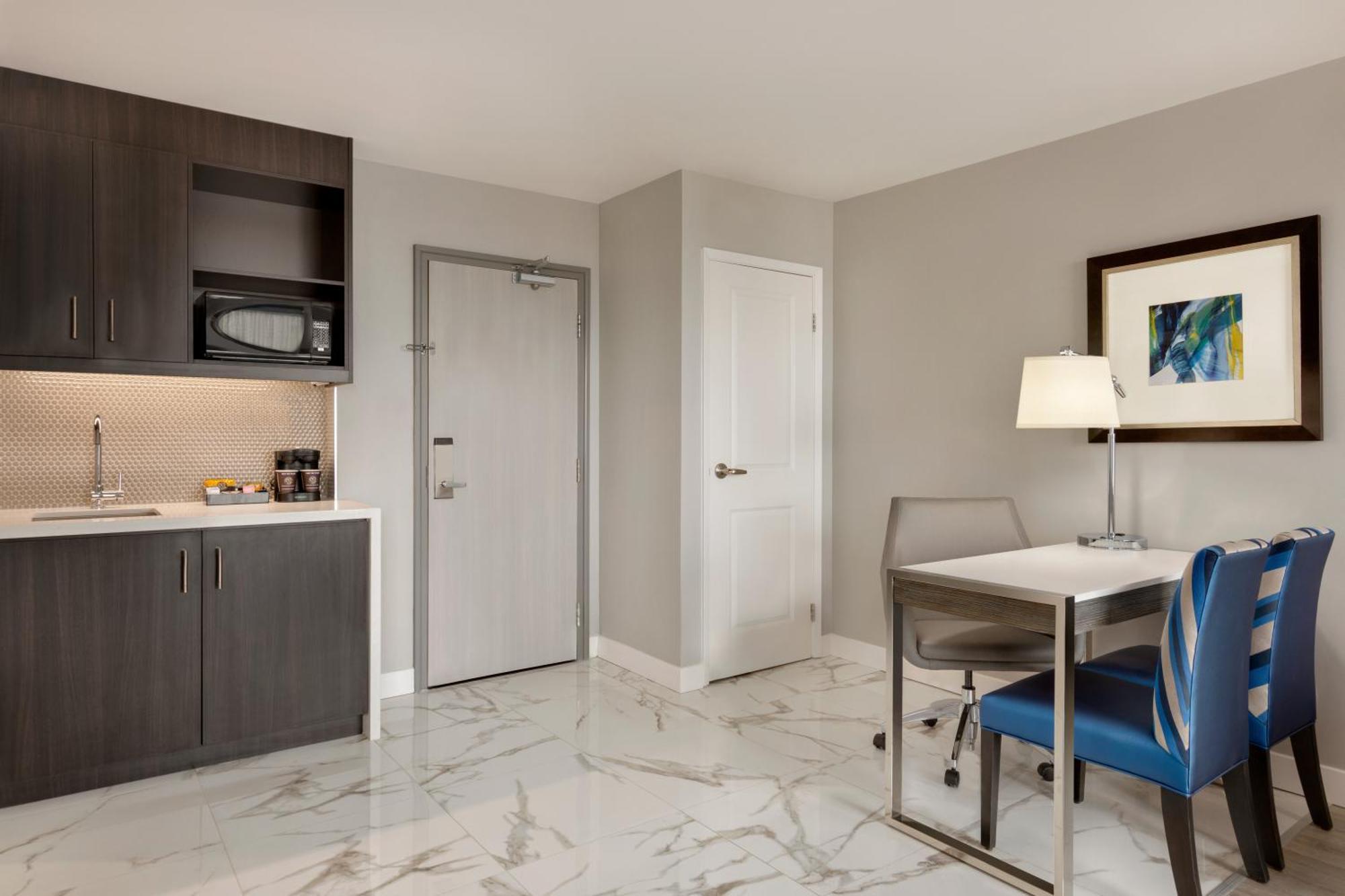 Embassy Suites By Hilton Montreal Airport Пуэнт-Клер Экстерьер фото