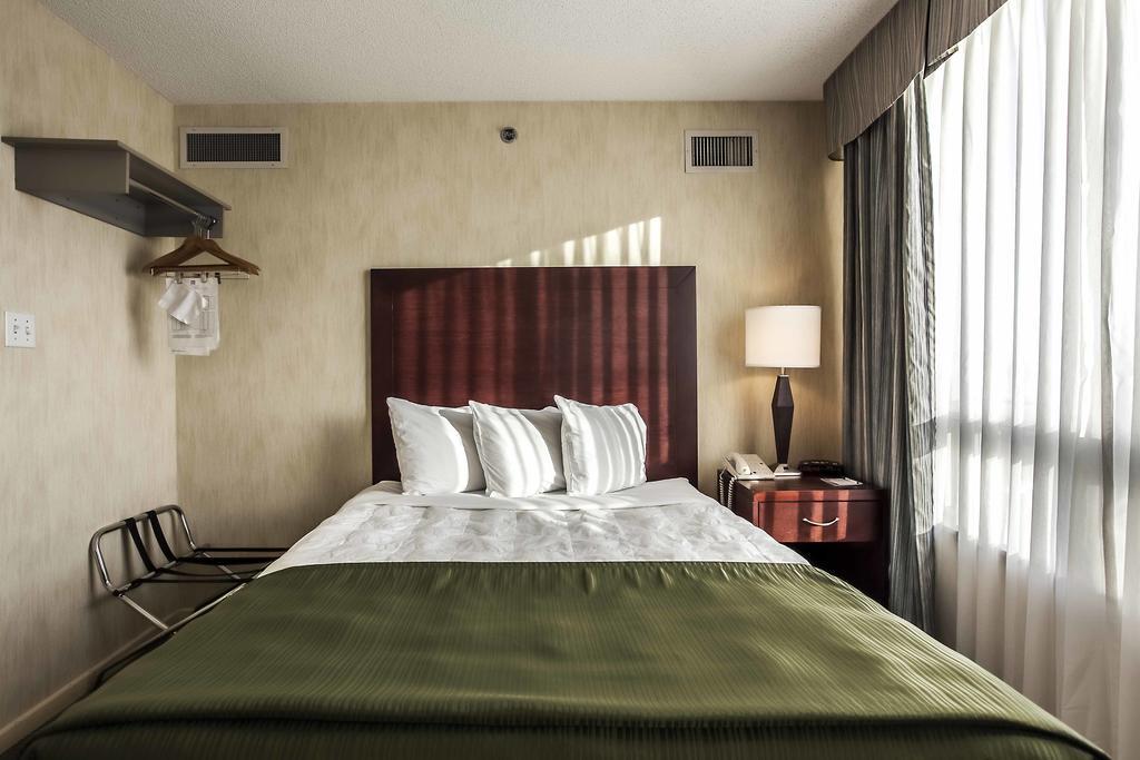 Embassy Suites By Hilton Montreal Airport Пуэнт-Клер Экстерьер фото