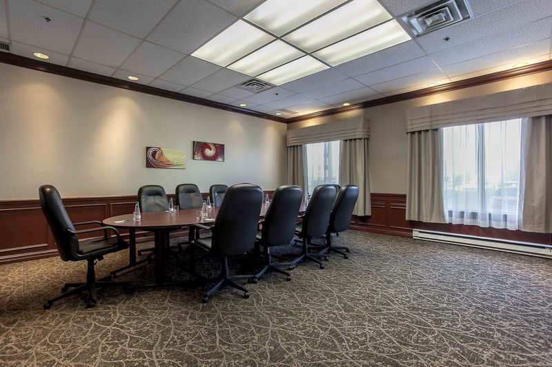 Embassy Suites By Hilton Montreal Airport Пуэнт-Клер Экстерьер фото