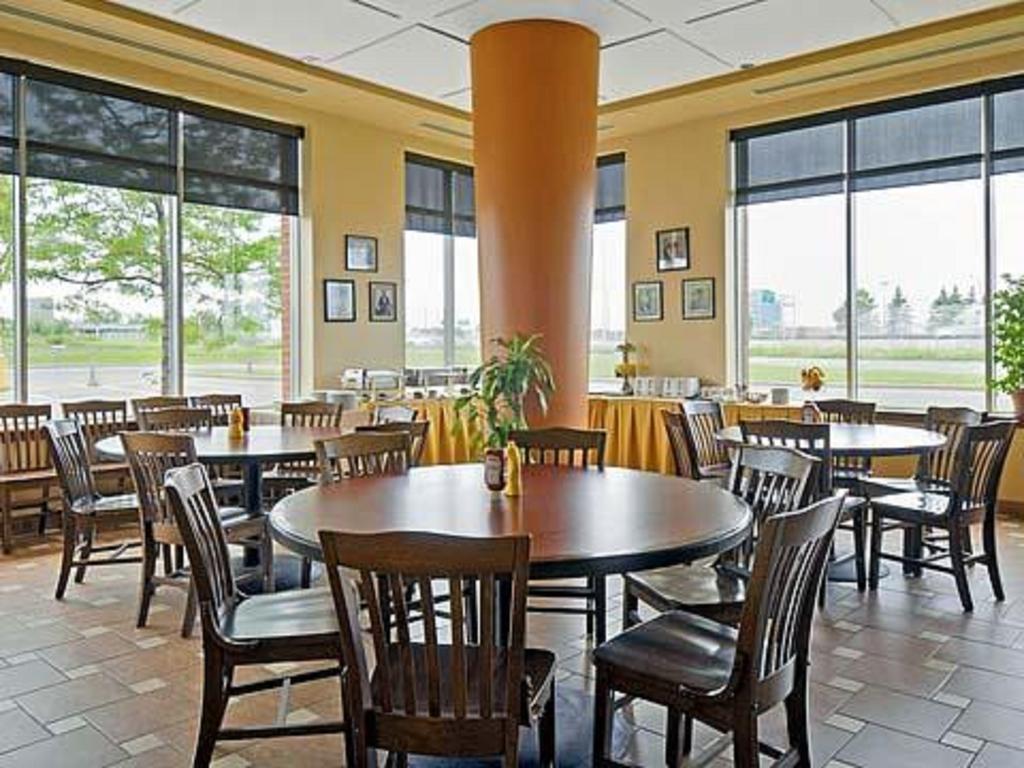 Embassy Suites By Hilton Montreal Airport Пуэнт-Клер Экстерьер фото