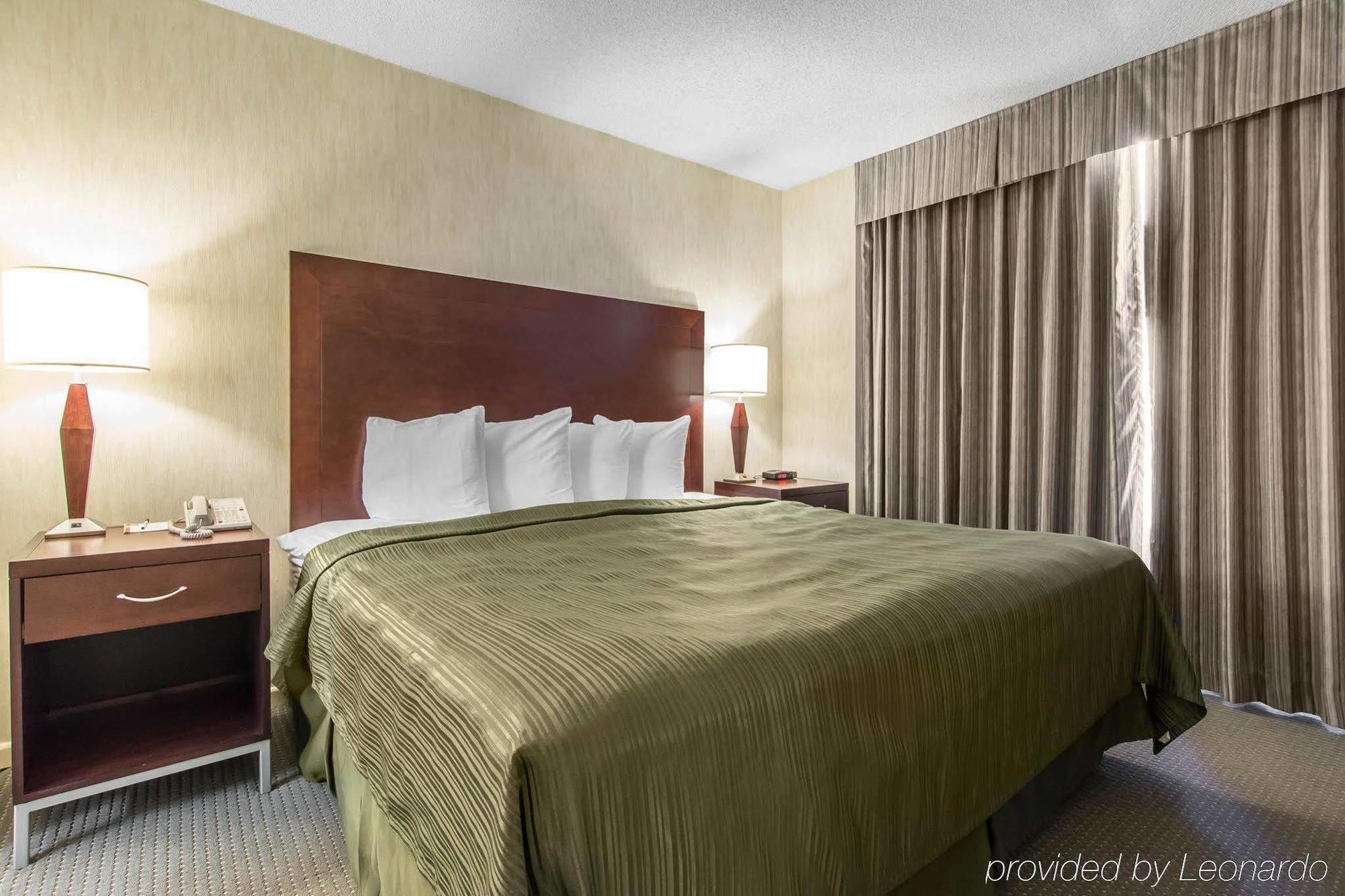 Embassy Suites By Hilton Montreal Airport Пуэнт-Клер Экстерьер фото