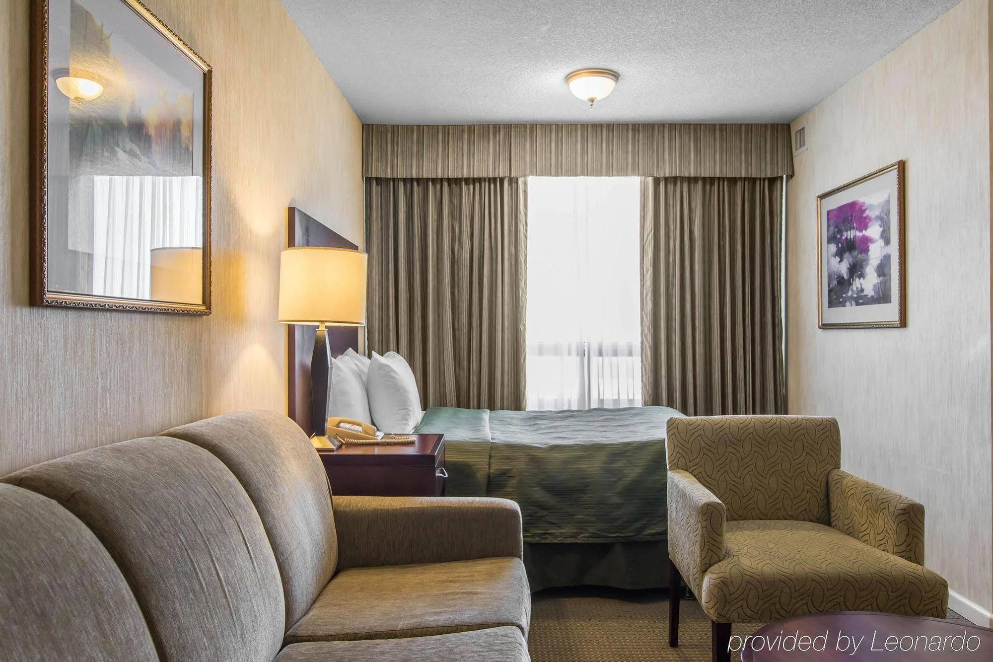 Embassy Suites By Hilton Montreal Airport Пуэнт-Клер Экстерьер фото
