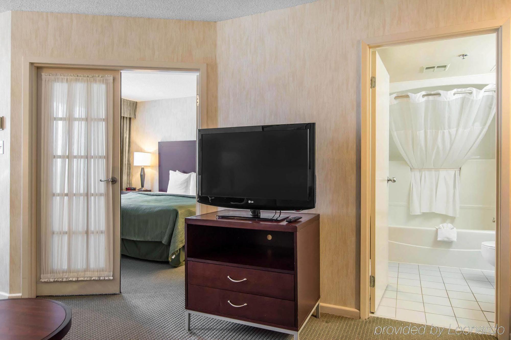 Embassy Suites By Hilton Montreal Airport Пуэнт-Клер Экстерьер фото