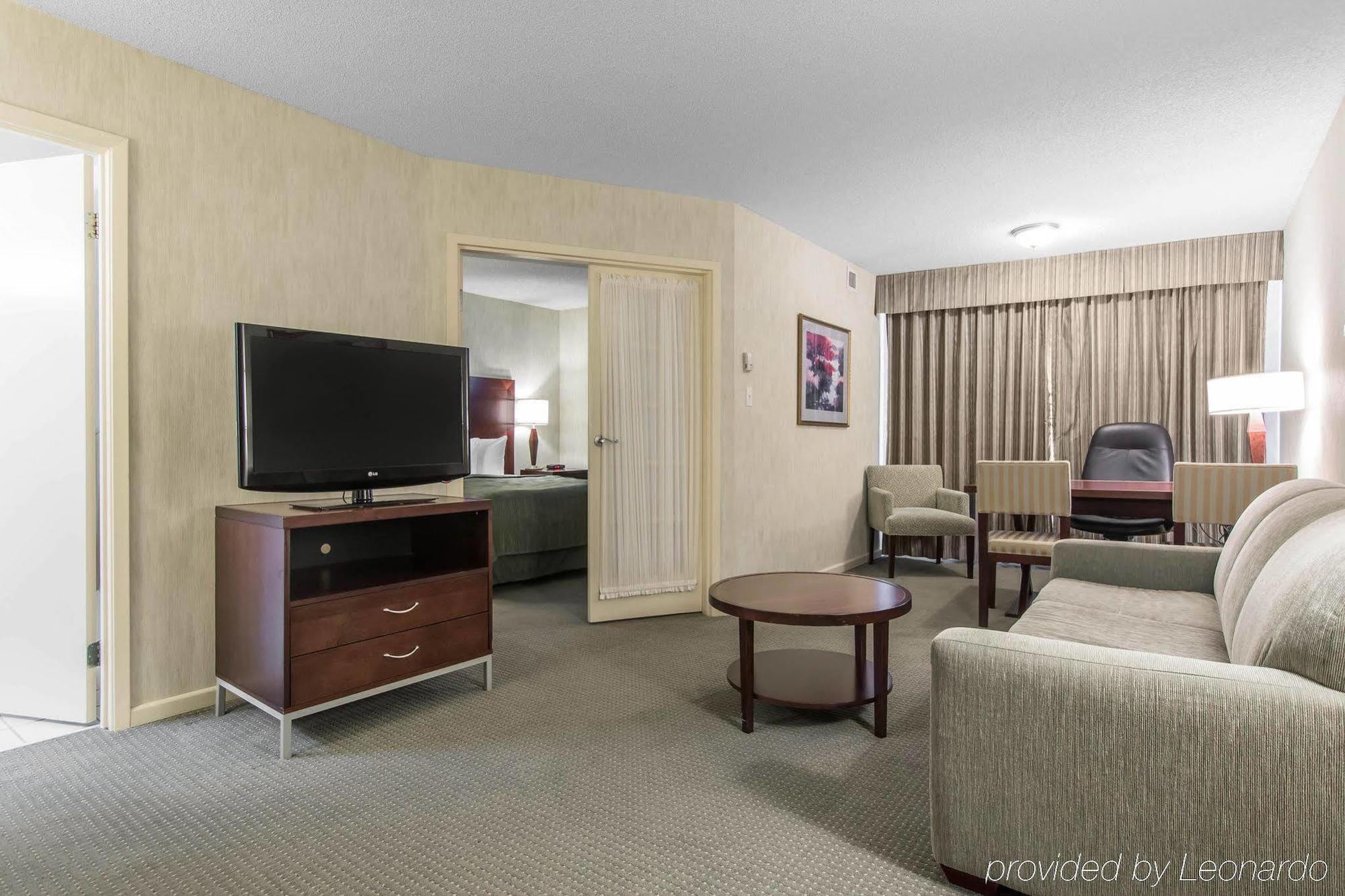 Embassy Suites By Hilton Montreal Airport Пуэнт-Клер Экстерьер фото