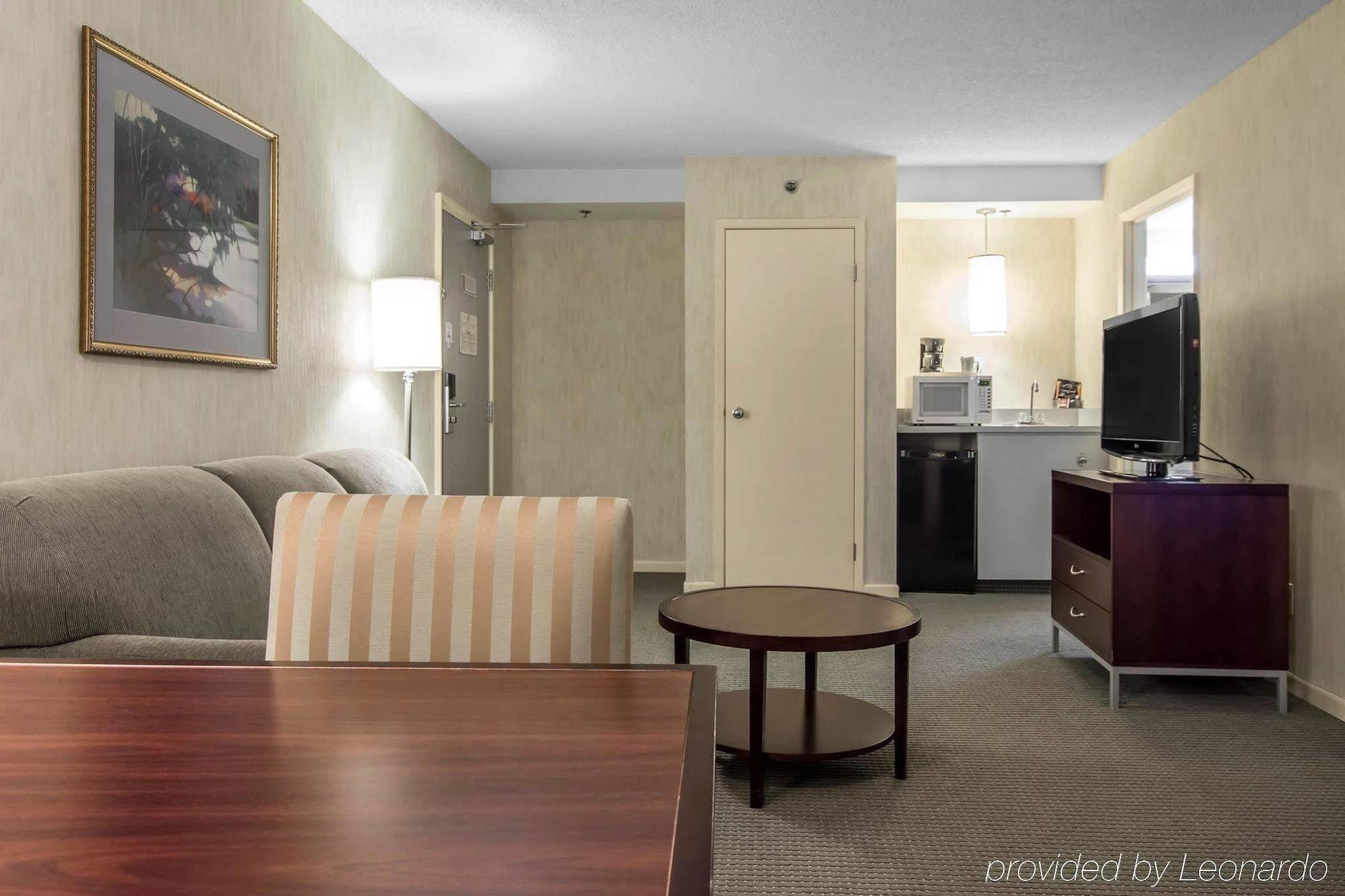 Embassy Suites By Hilton Montreal Airport Пуэнт-Клер Экстерьер фото