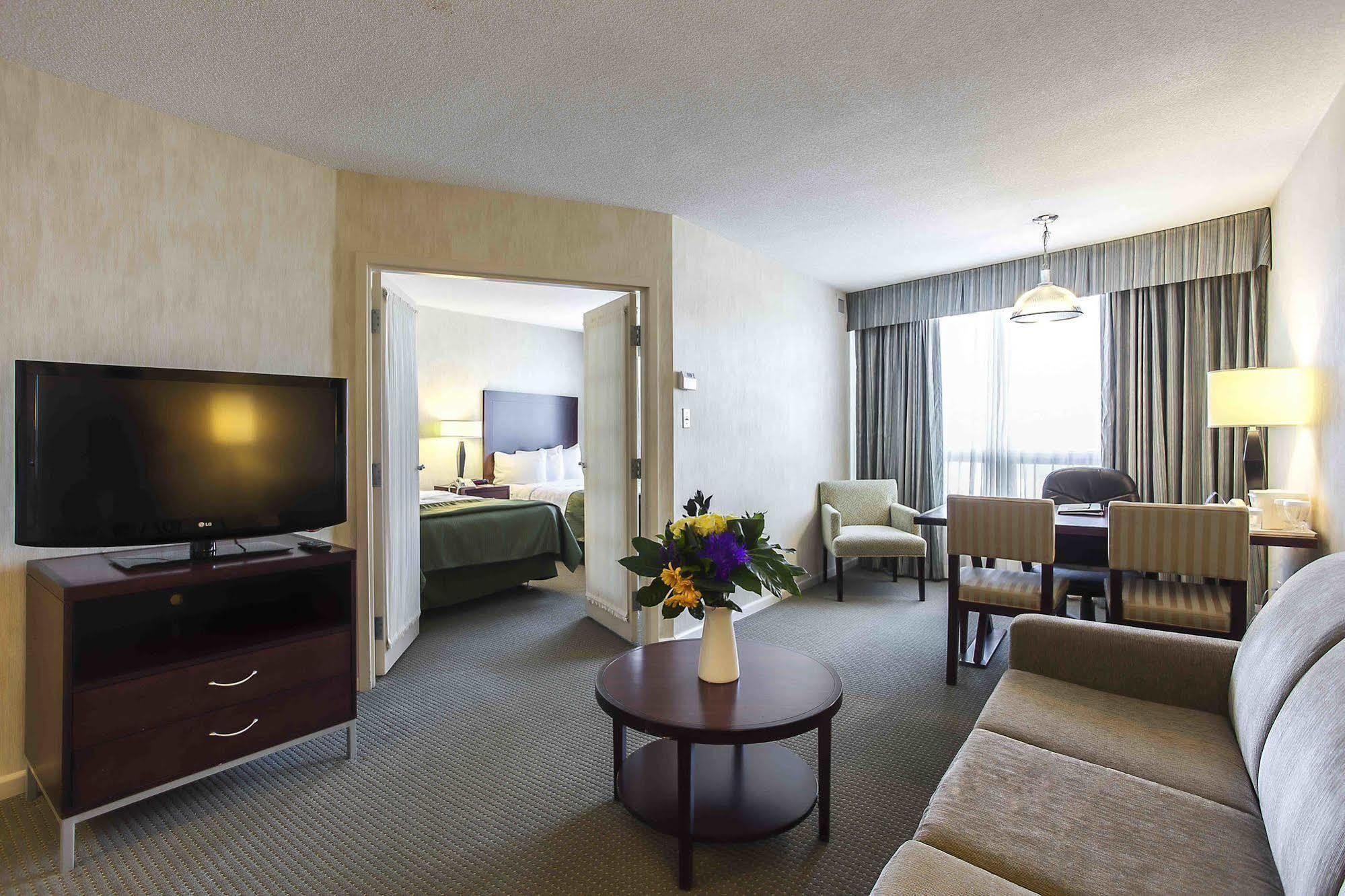 Embassy Suites By Hilton Montreal Airport Пуэнт-Клер Экстерьер фото