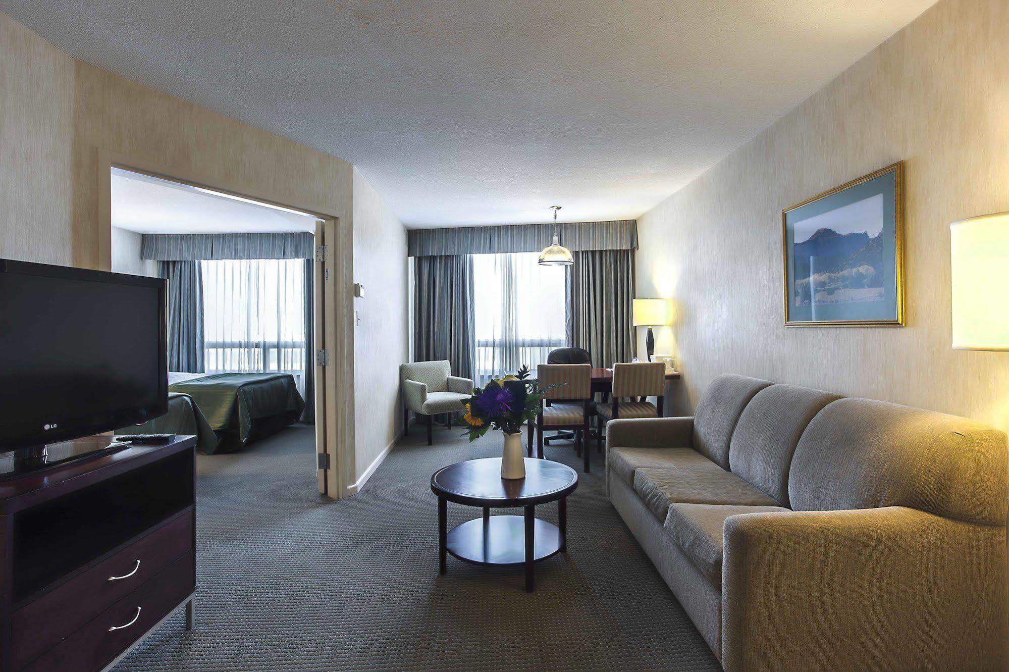 Embassy Suites By Hilton Montreal Airport Пуэнт-Клер Экстерьер фото
