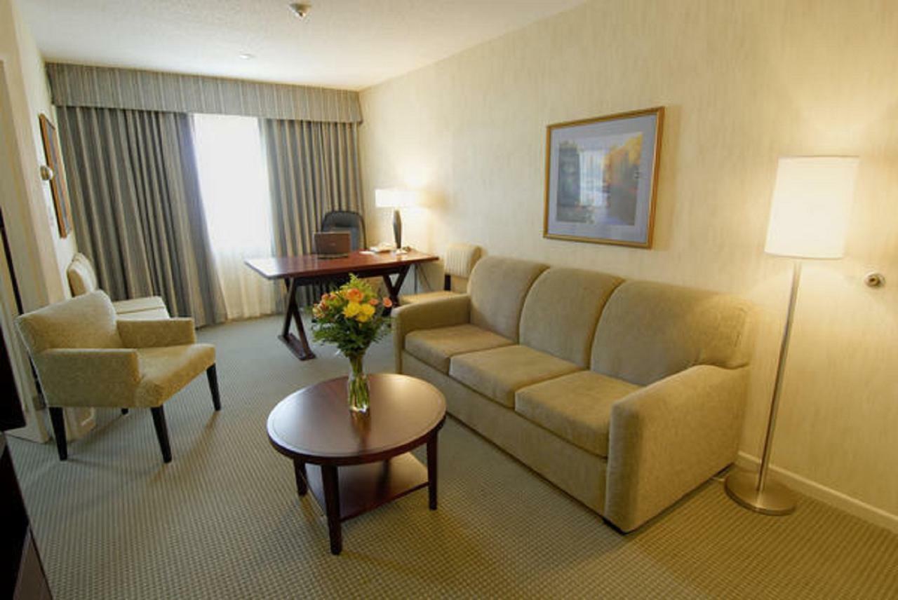 Embassy Suites By Hilton Montreal Airport Пуэнт-Клер Номер фото