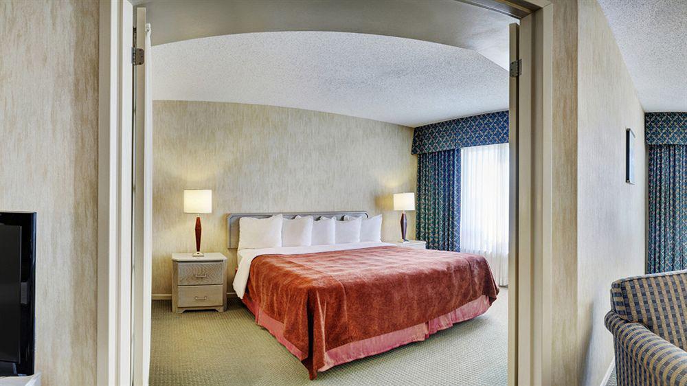Embassy Suites By Hilton Montreal Airport Пуэнт-Клер Экстерьер фото